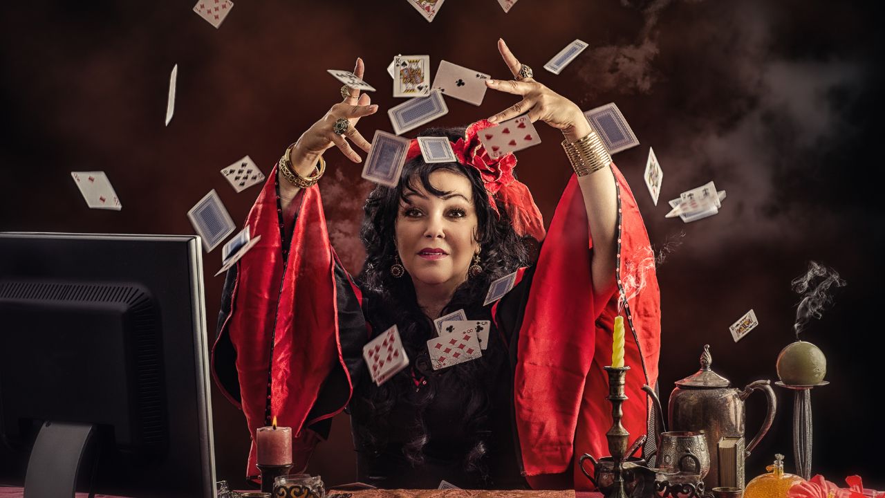 Cigana jogando cartas