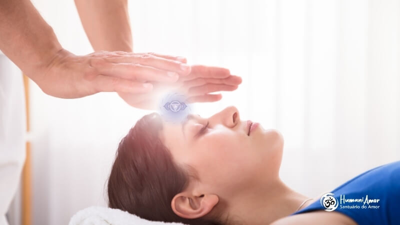 Como funciona uma sessão de Reiki focada no alinhamento dos chakras