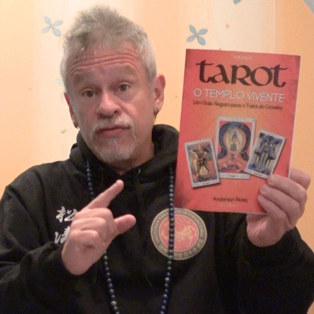 Otávio Leal segurando mapa astral com a mão esquerda
