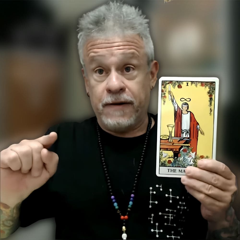 Otávio Leal segurando mapa astral com a mão esquerda